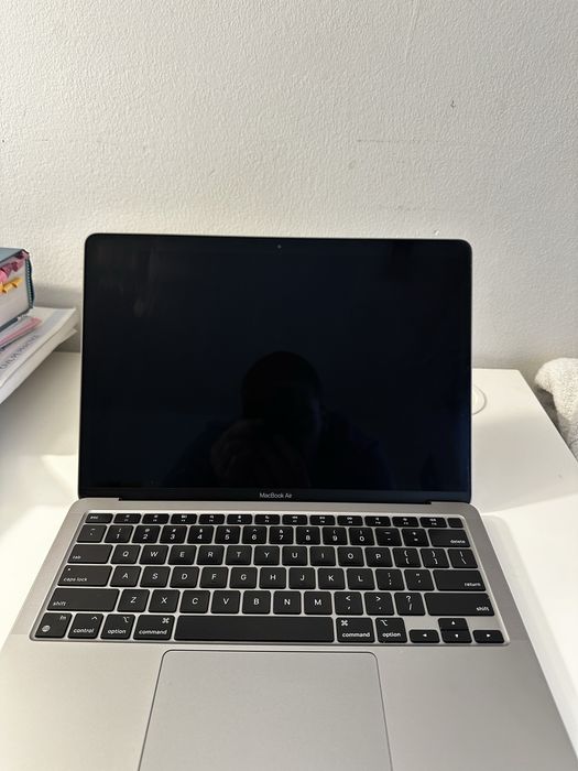 Macbook Air  13” m1 Late 2020 8 GB RAM 256 GB storage