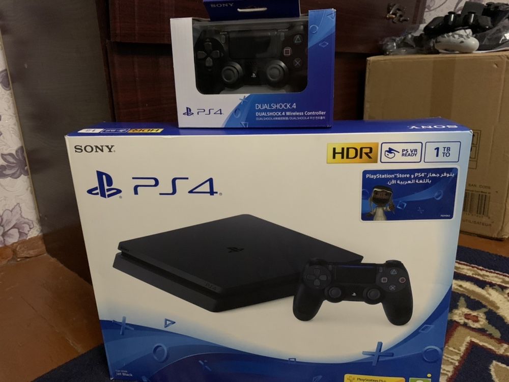 Продам playstation4 slim 1TB 2джестик и игры на борту как на фото