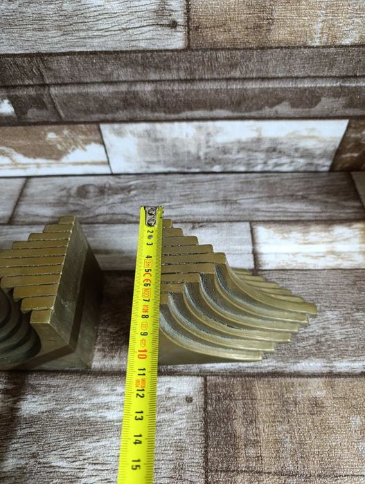 Плътни бронзови книгодържачи