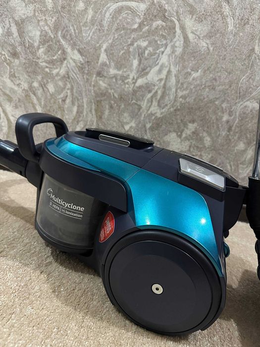 Пылесос Поларис в отличном состоянии на пульте управления