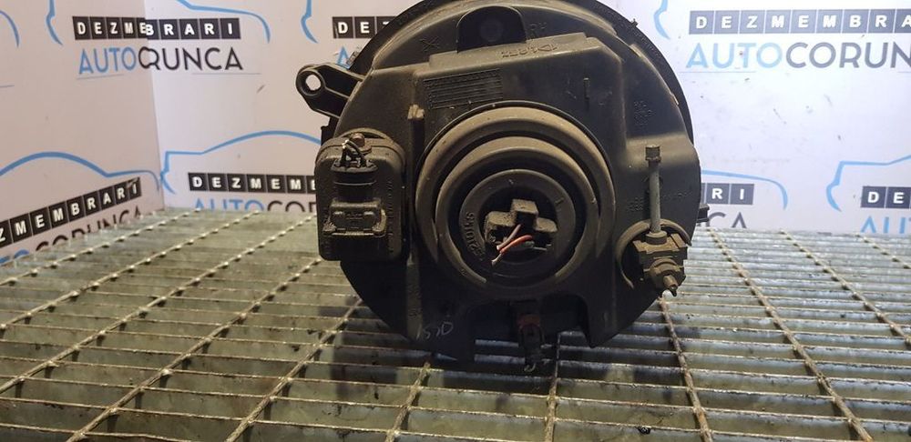 Far Dreapta Jeep Cherokee III 2004 - 2008 SUV 4 Usi (510) Fara xenon