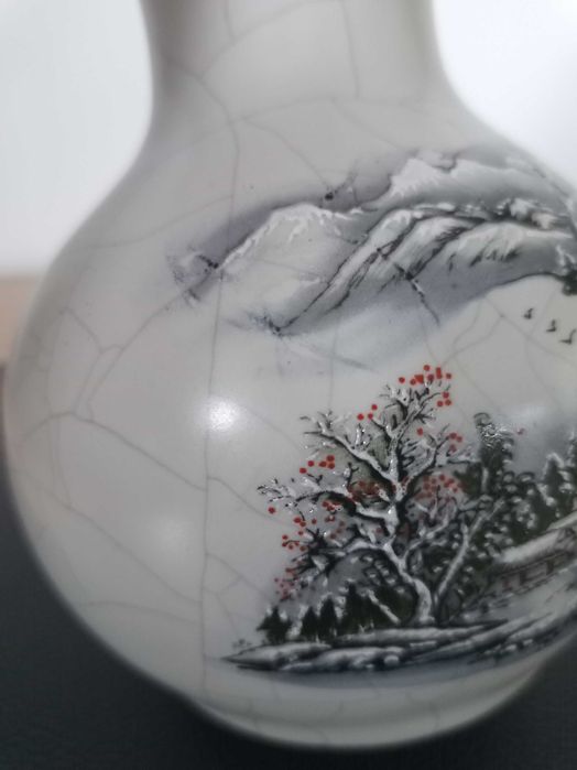 Китайска порцеланова ваза с пукаща глазура с ръчно рисувана