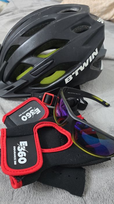 Casca , ochelari, mănuși bicicleta