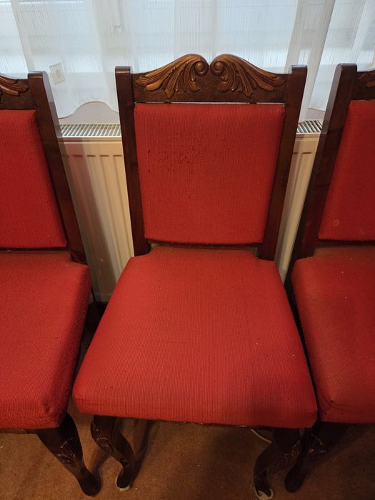 Scaune cu model scluptat