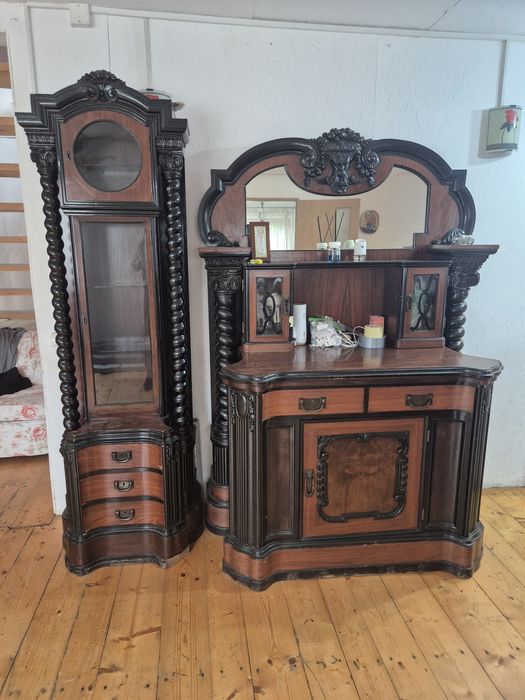 Mobilier vintage din lemn masiv, cu elemente decorative sculptate manu