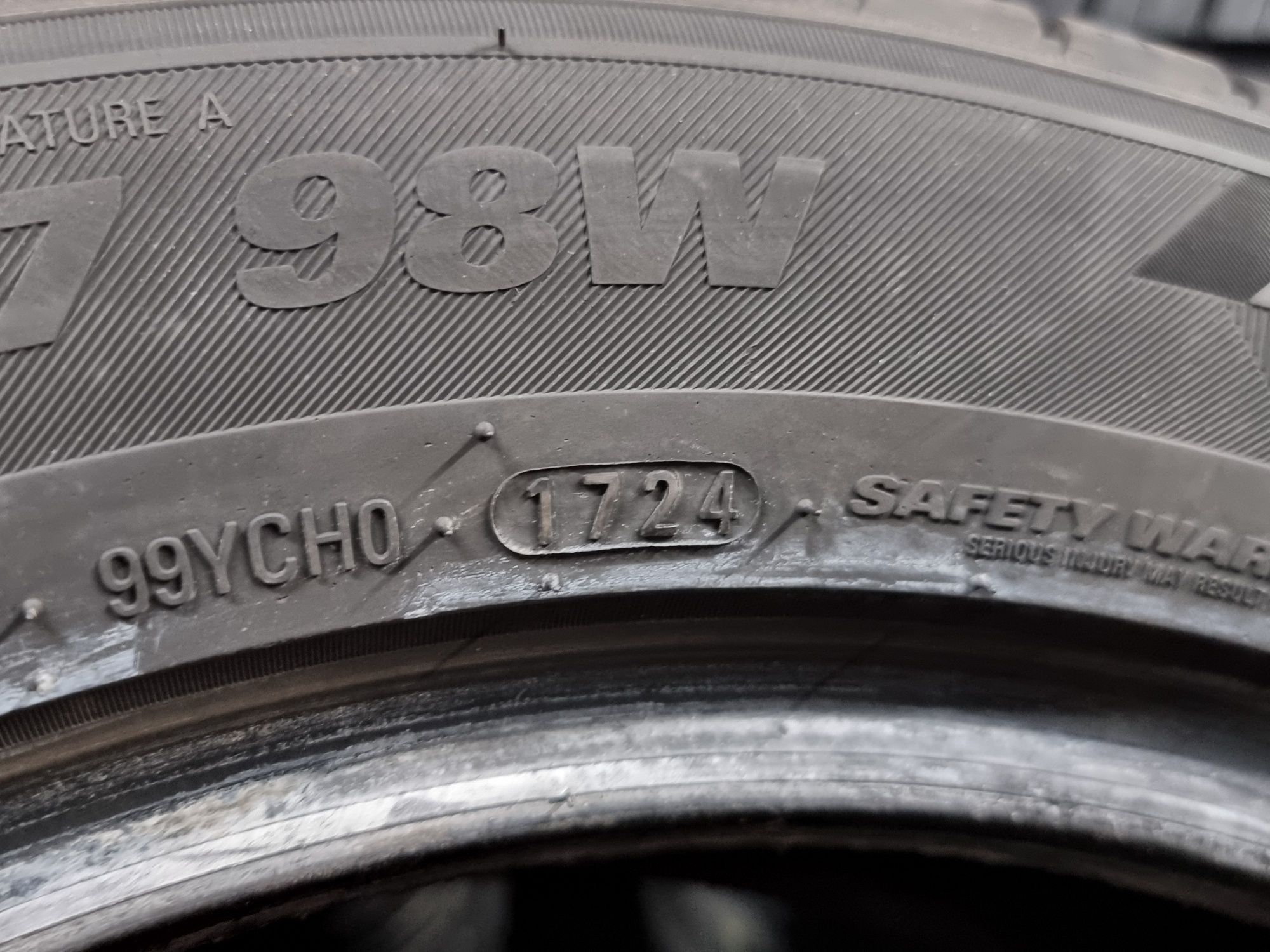 "Dot 24" 215/55/17 Kumho 4Броя: 500лв 7.5мм Като Нови