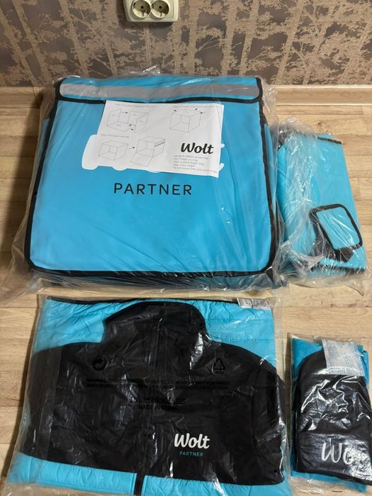 Большая и маленькая термосумка, осенняя куртка, шапка, футболка