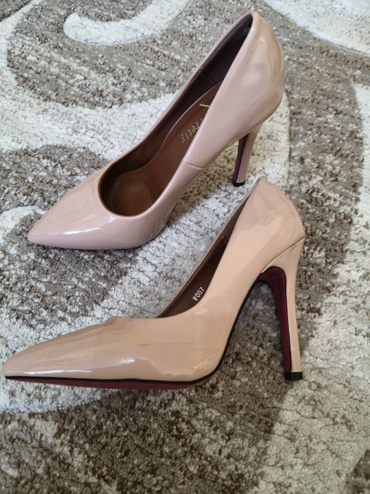 Vând Pantofi si sandale