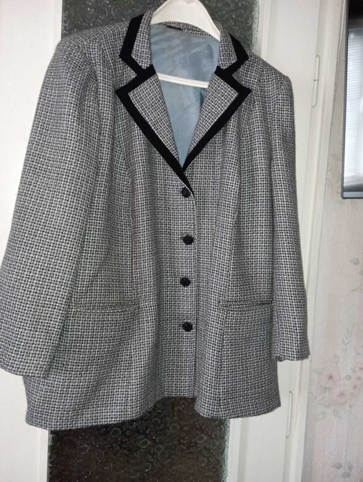 Дамски вълнен  костюм – пола и сако за едри дами