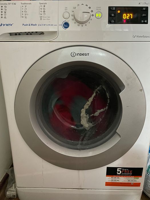 Masina de spalat in state buna .Are geamul spart dar lipit ,