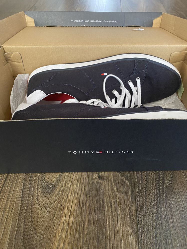 Adidasi Tommy Hilfiger.