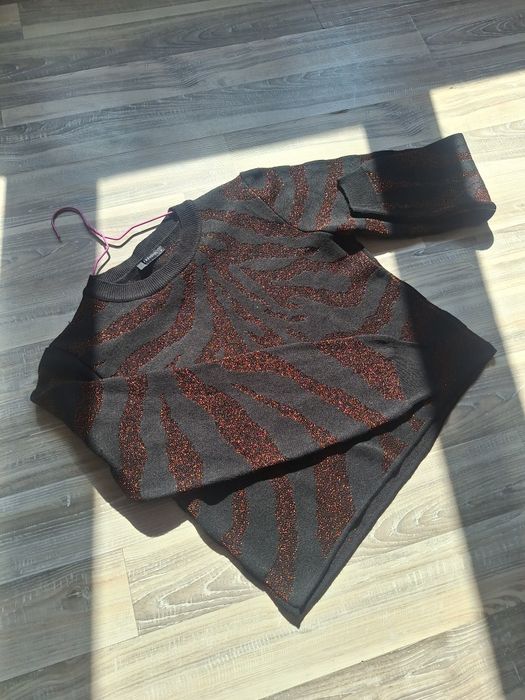 Черна вълнена блуза със златни-кафяв принт