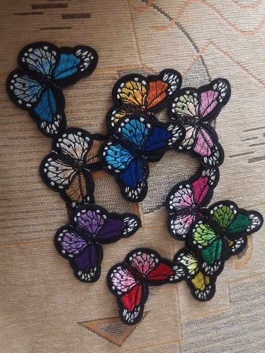 Fluturași de cusut pe îmbrăcăminte