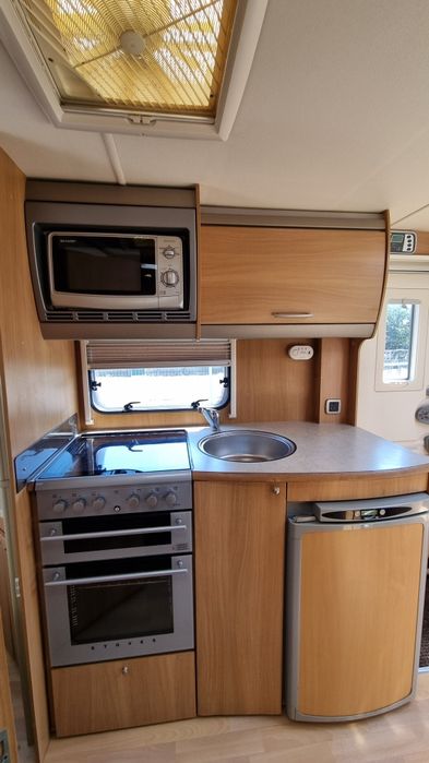 Rulota Swift Challenger, pat insula, 2 zone, dus separat, Panou solar