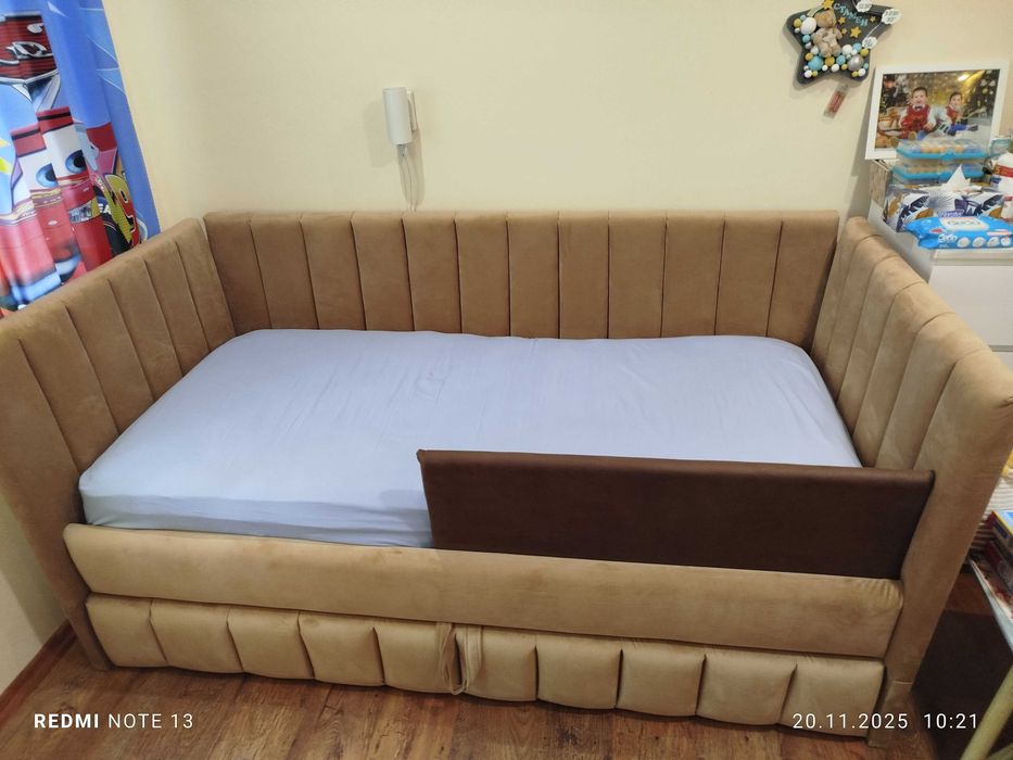 Продавам две тапицирани легла с дърпащи се легла сандвич. Без матраци