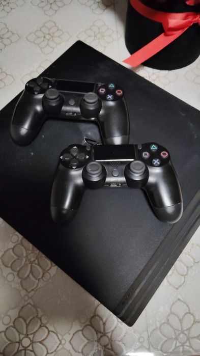 Vând/schimb PS4 cu doua manete +doua jocuri și cablurile necesare