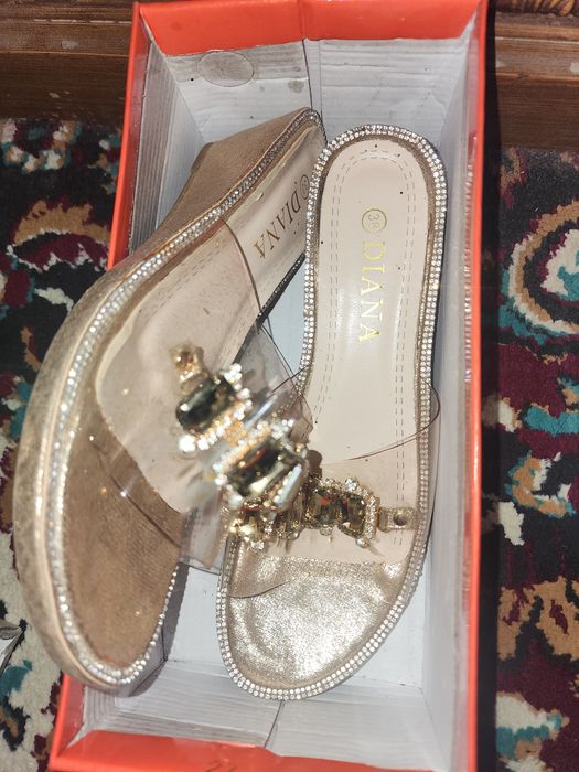 9 ta oyoq kiyim, 2 ta kashelok, 1 ta sumka.Hammasi 500 ming Razmer38