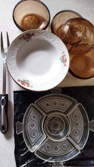 Тарелки. Столовые приборы. Вилки.