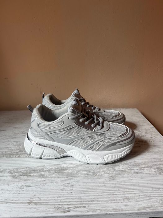 Нови маратонки тип кецове сиви с бели подметки 38 размер сребърен край