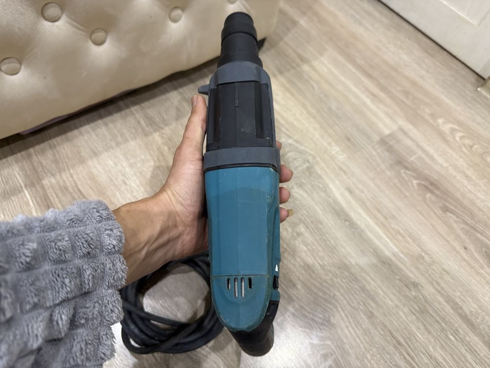 * Makita hr2470 перфоратор оригинал почти новый