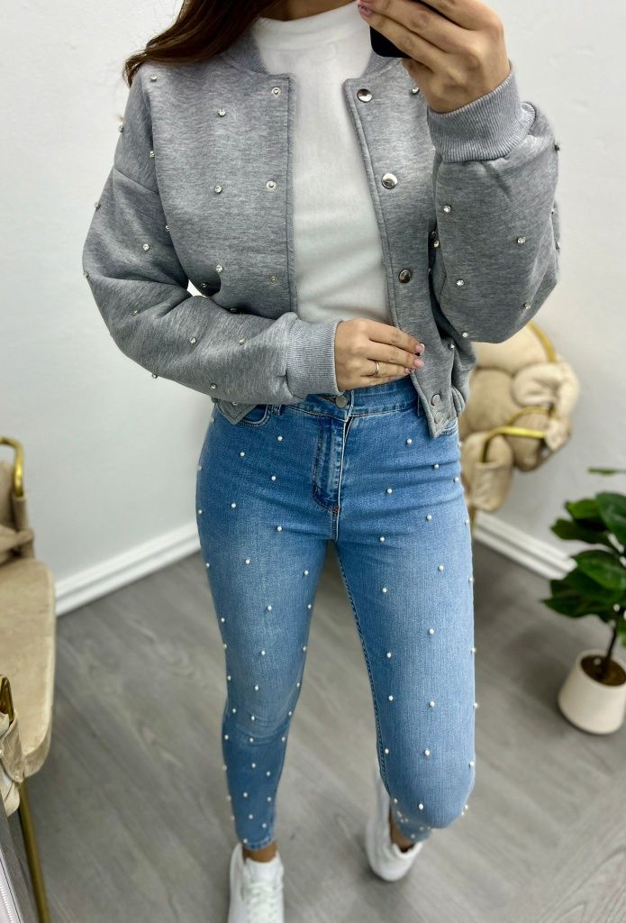 Jeanși și jacheta cu perle