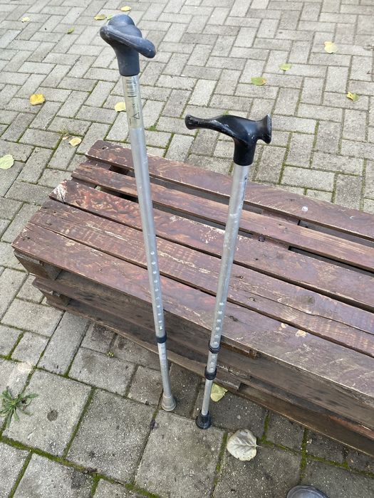 Cârjǎ reglabilǎ bǎtrâni