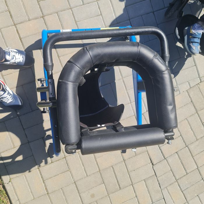 Vand cadru pentru copii cu nevoi speciale .