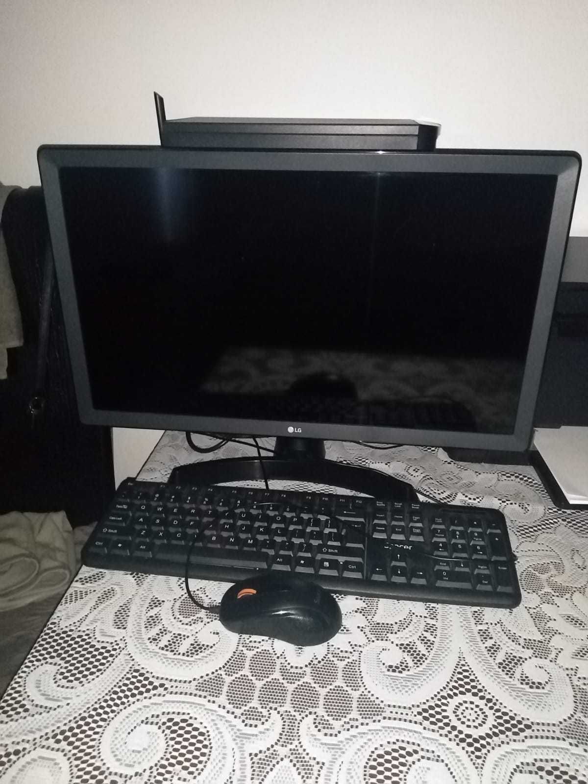 Vand PC + monitor (tast. mouse)