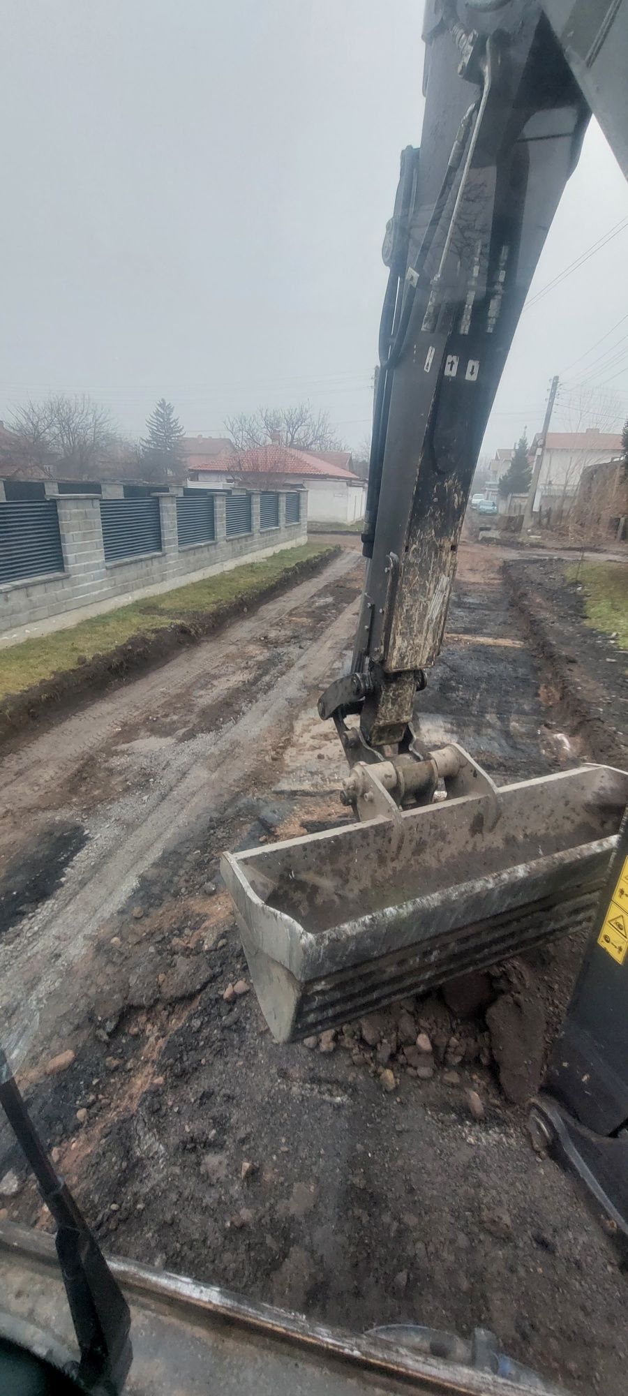 Услуги с фугорез, комбинирани багери и камион четириос самосвал