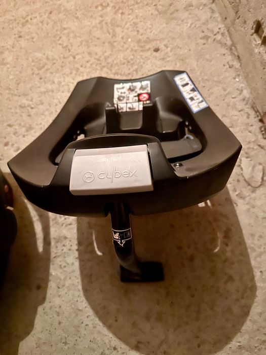 Продавам столче за кола Cybex Aton + Isofix база