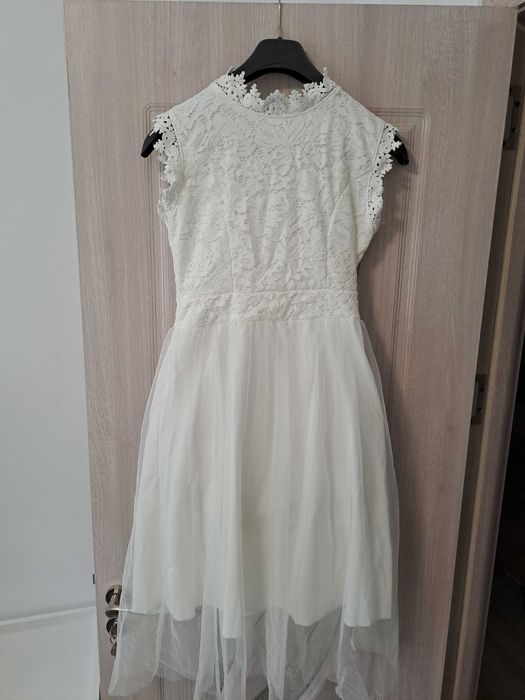 Бяла  къса рокля