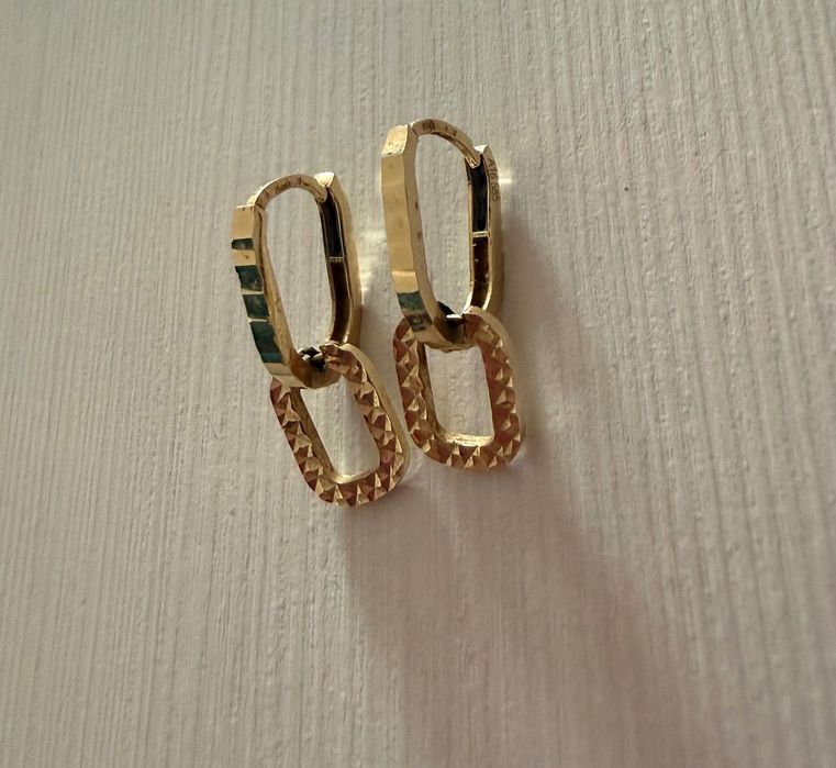 Cercei din aur, eleganti.