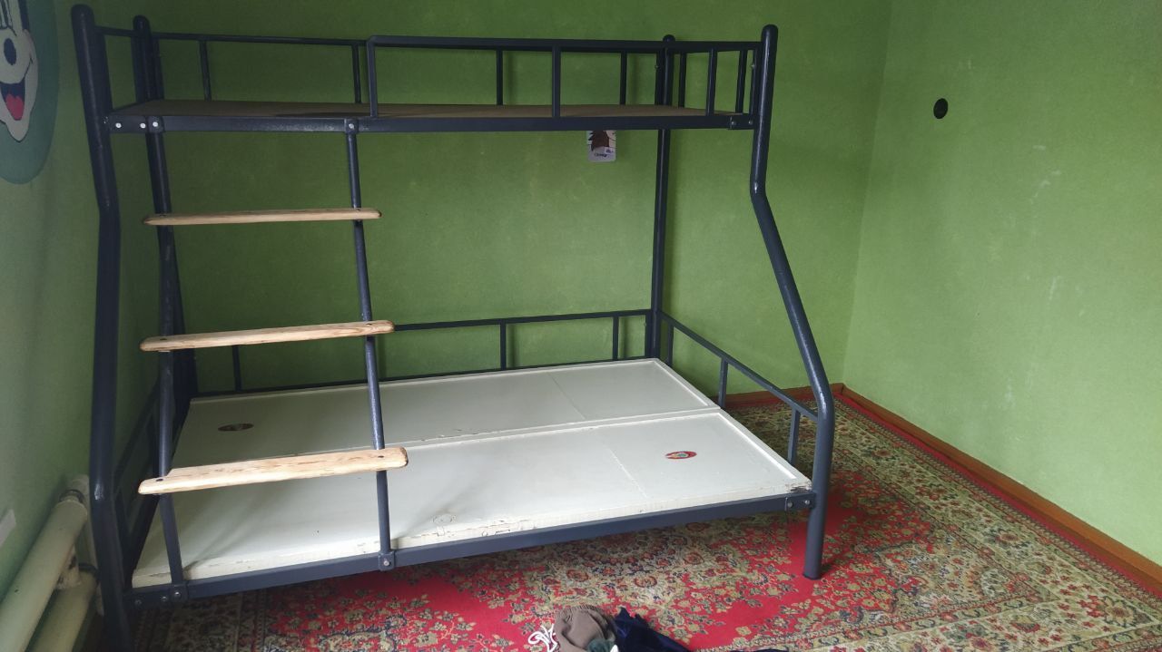 3 kishilik 2 etaj kravat sotiladi