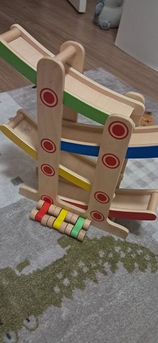 Дървена играчка с три коли и играчка футбол