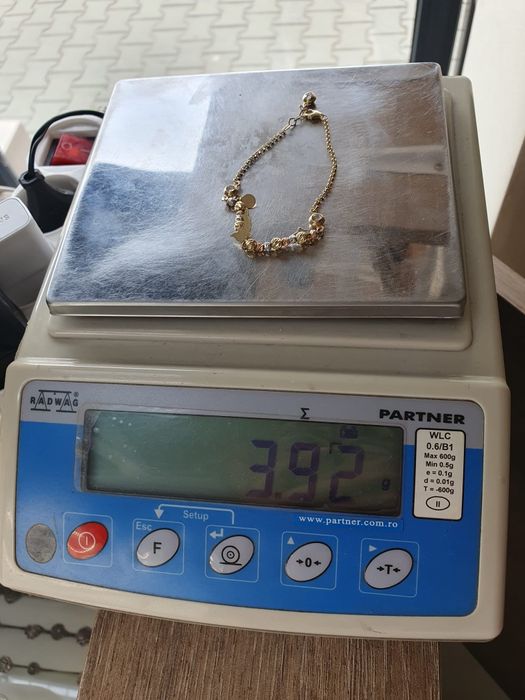 Brățară din aur 14K cu bile bicolore și accesorii delfin etc ...