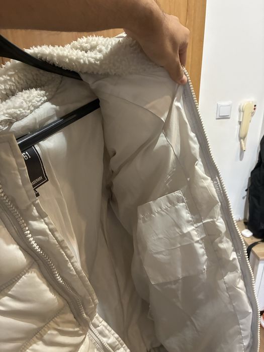 бяло пухено яке.