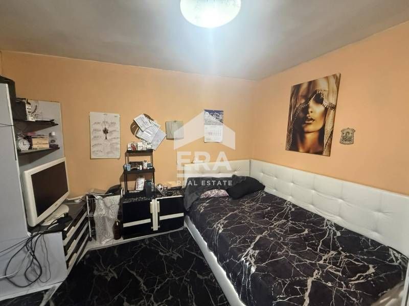 Ексклузивна, едноетажна, тухлена къща за продажба, с двор, на ул. Иван