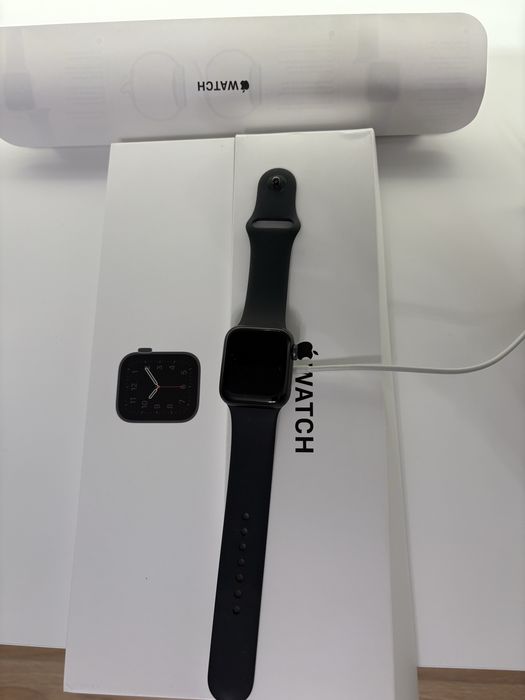 Смарт часовник Apple Watch SE