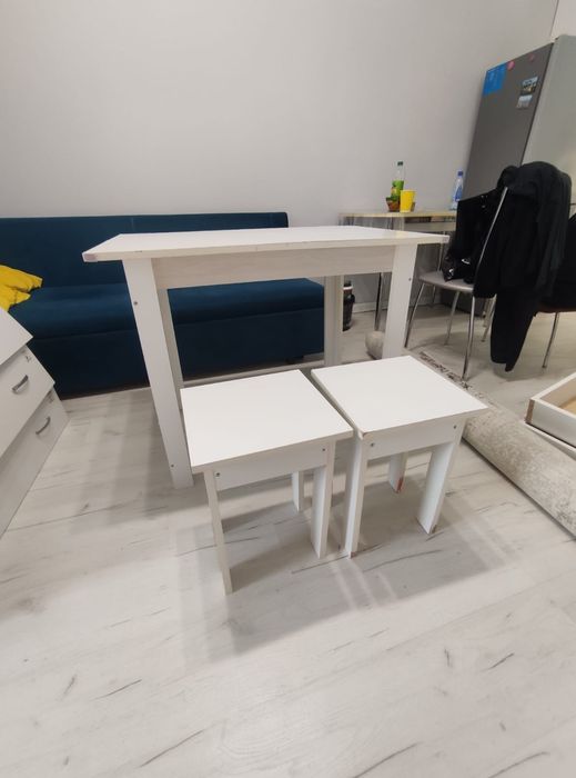 Продам стол и табуретки