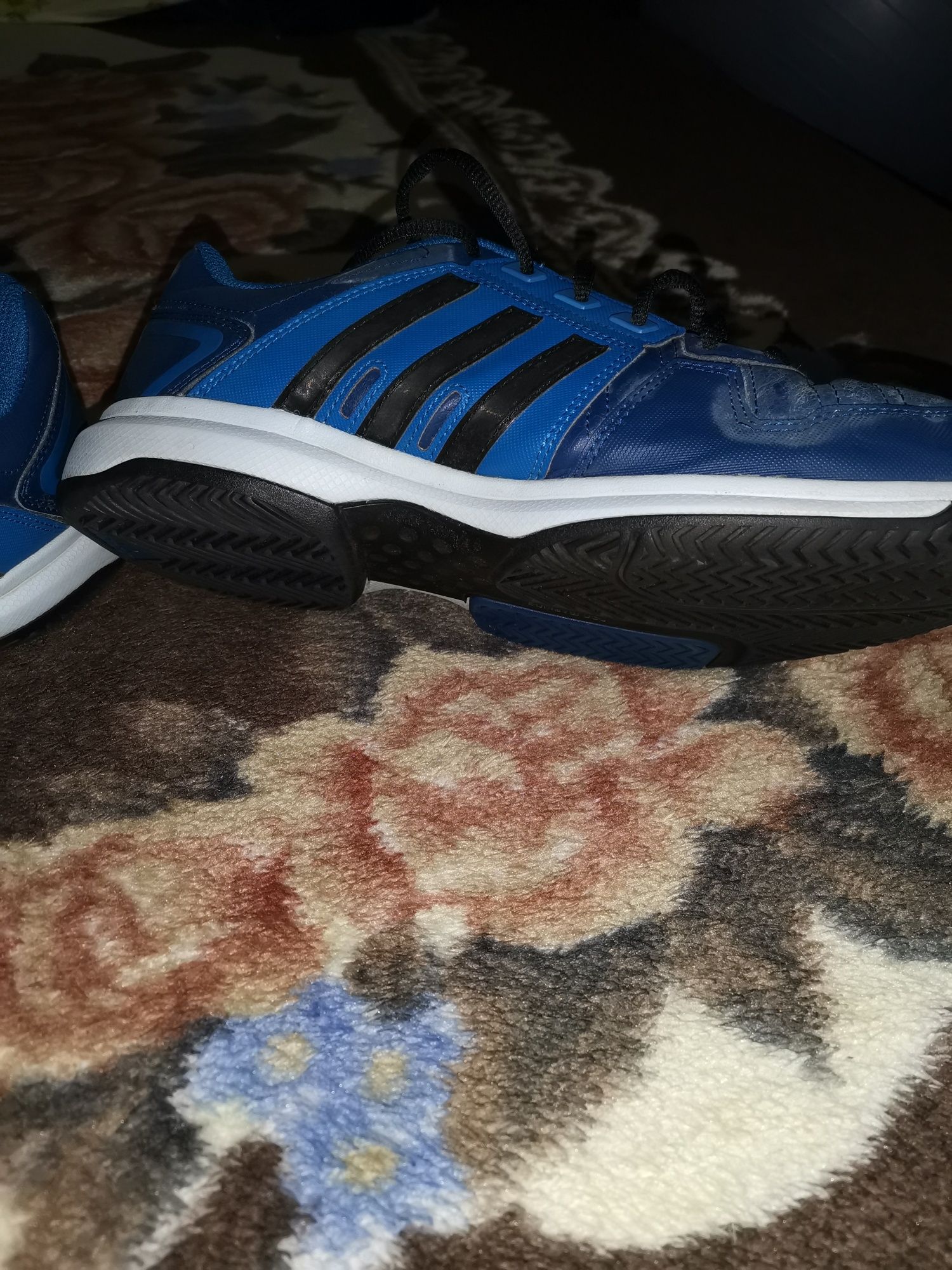 Vînd adidas număr 44