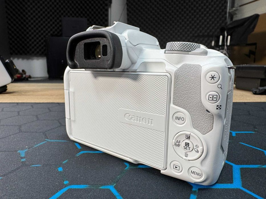 Canon EOS R50 Mirrorless Alb + Obiectiv 18-45mm F4.5-6.3 + GARANTIE