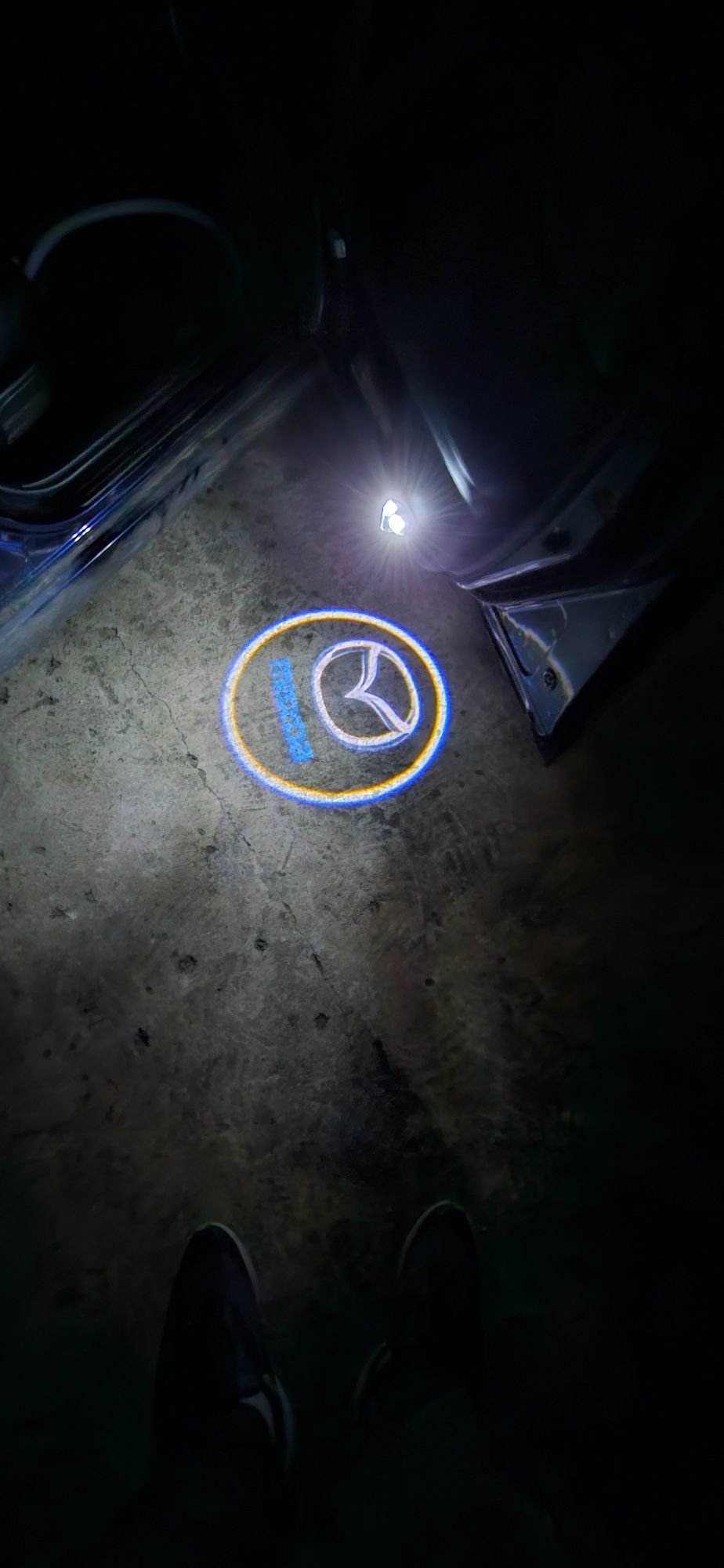 Лед прожектор за врата на кола с лого и надпис.
