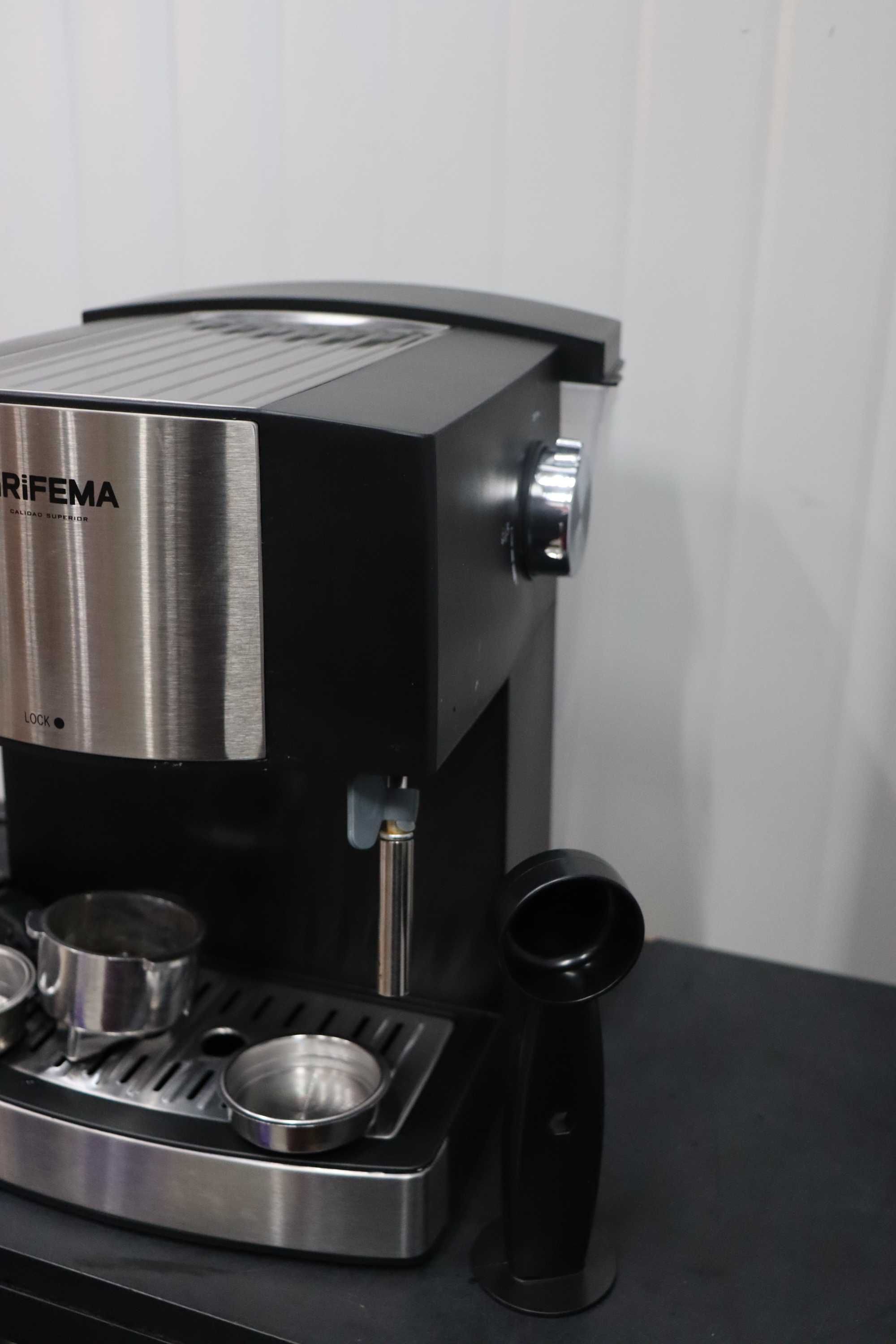 GRIFEMA GC3002 Кафе машина за еспресо и капучино, 850W, 1,6л, 20 бара