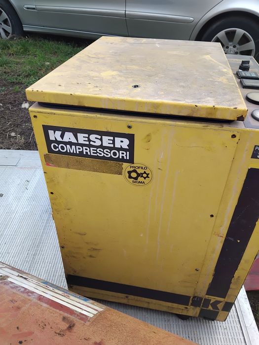 Vând copresor de 1000 l Kaeser