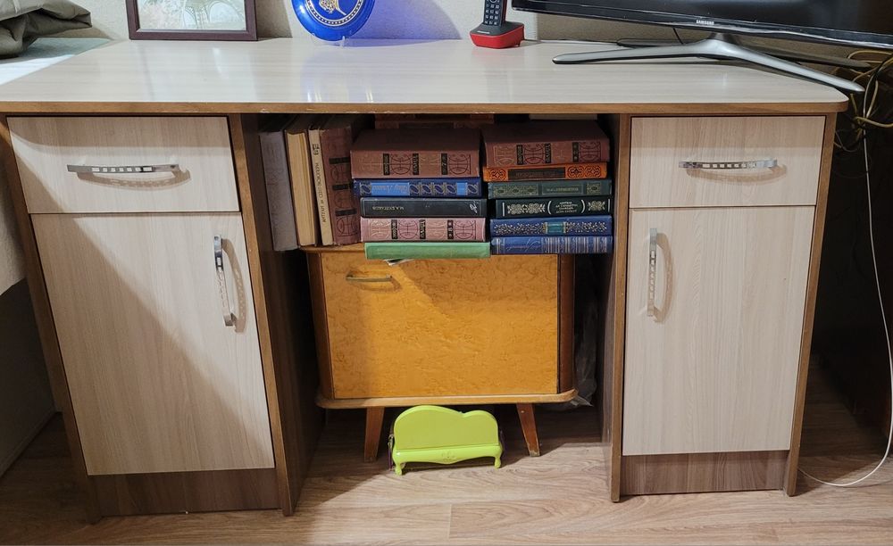 Стол письменный продам в отличном состоянии