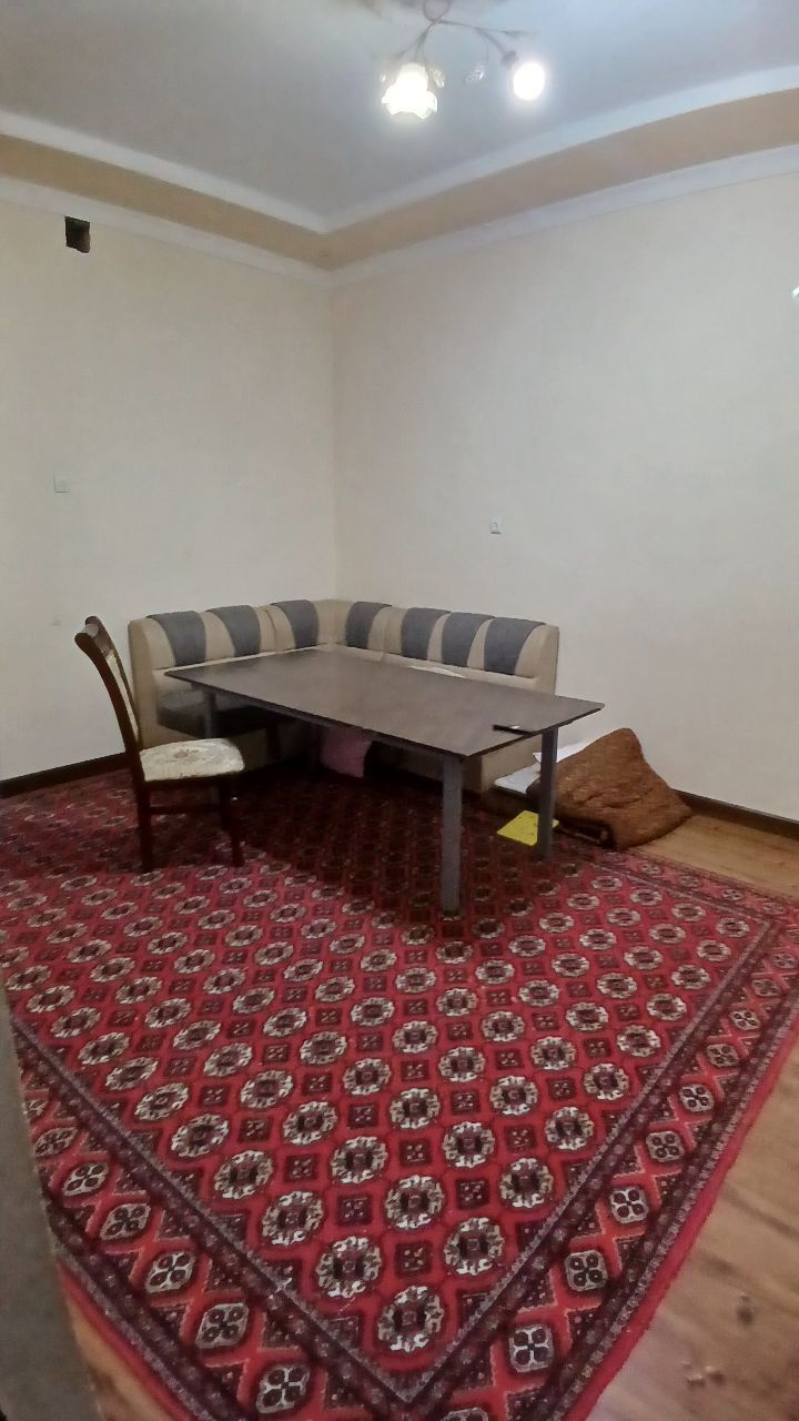 Hovli sotiladi. Qibray markazida
