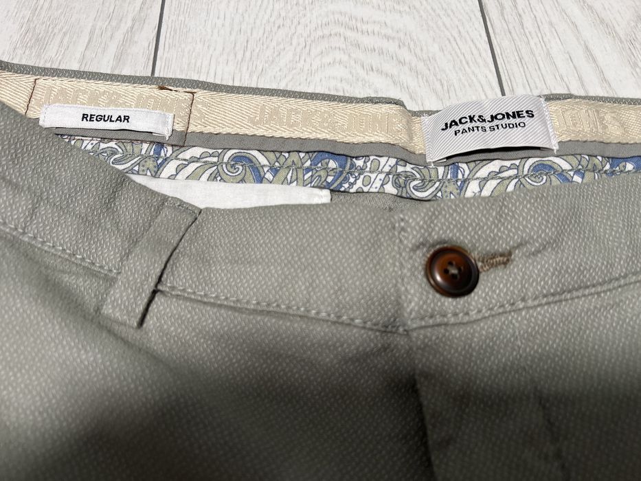 Vand pantaloni scurti noi