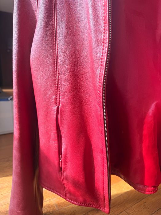 Червено кожено яке
