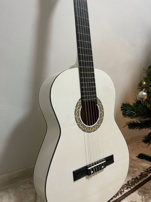 Чисто нова класическа китара