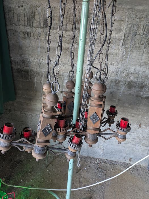 lustre foarte vechi rustice